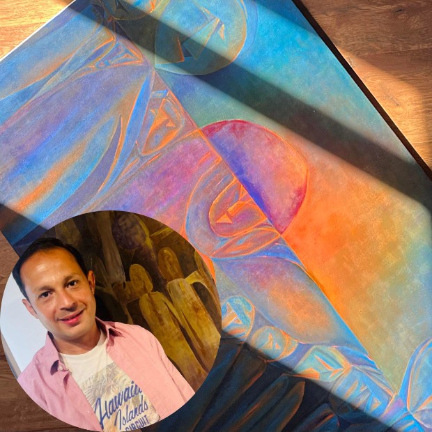 Ramez Eskander mit zwei seiner Werke 